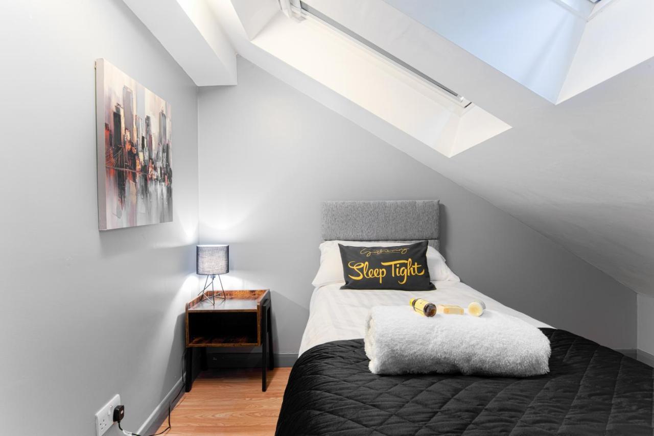 The Penthouse Gathering - Town Centre - Sleeps Up To 16 レクサム エクステリア 写真