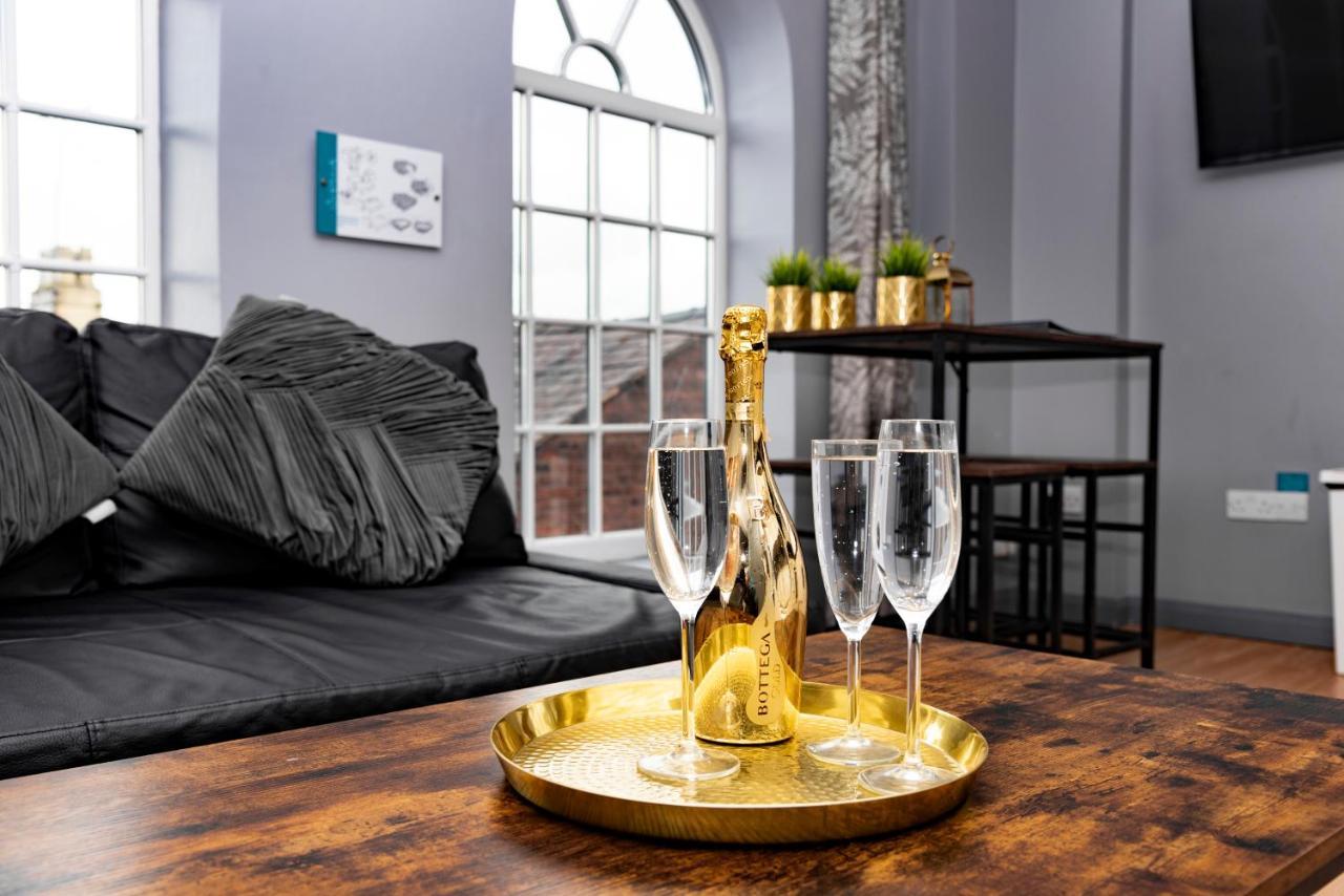 The Penthouse Gathering - Town Centre - Sleeps Up To 16 レクサム エクステリア 写真