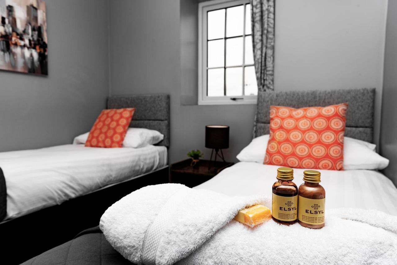 The Penthouse Gathering - Town Centre - Sleeps Up To 16 レクサム エクステリア 写真